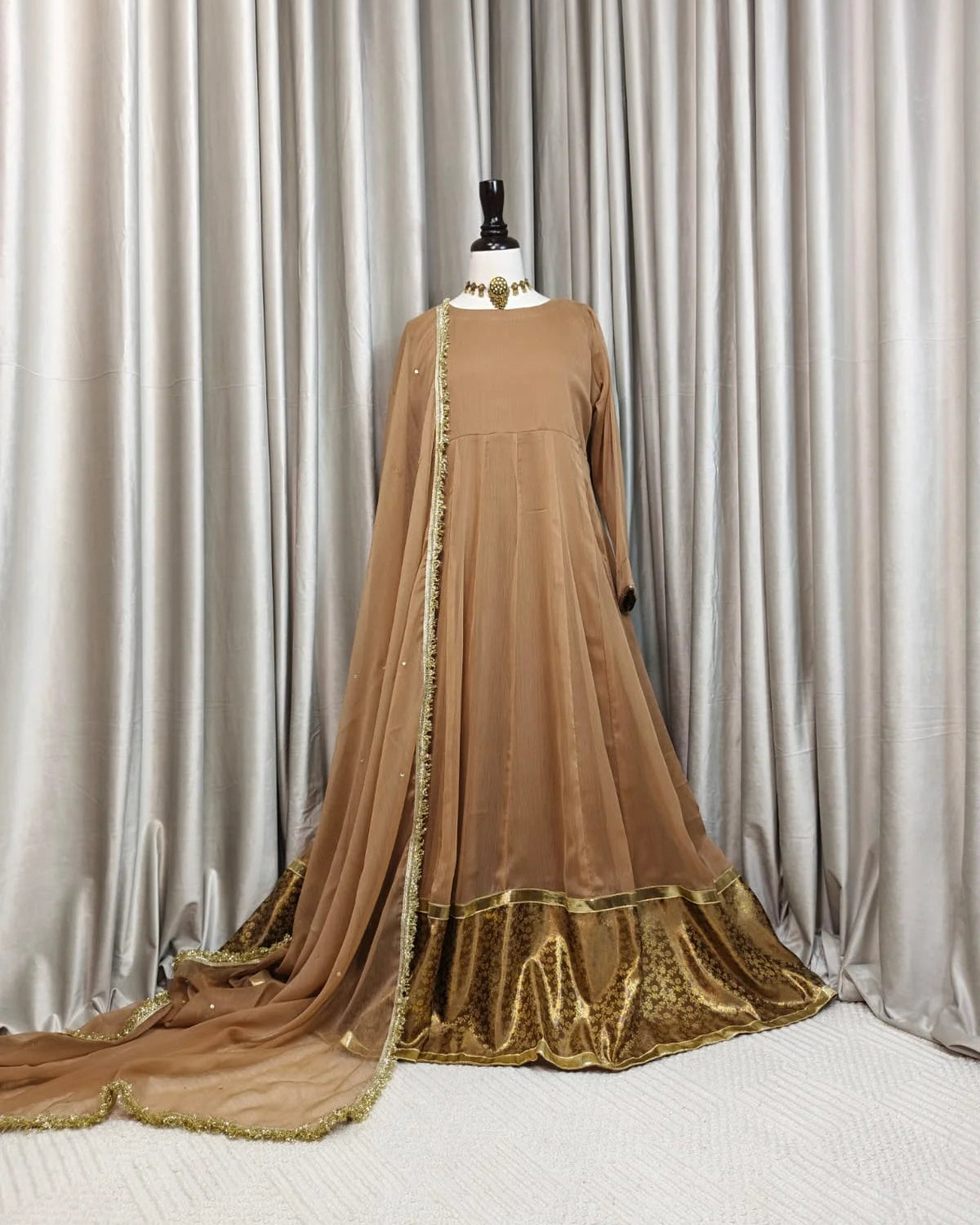 Banarsi Bloom 2-Piece Maxi - view 6 | Sunflare.pk
