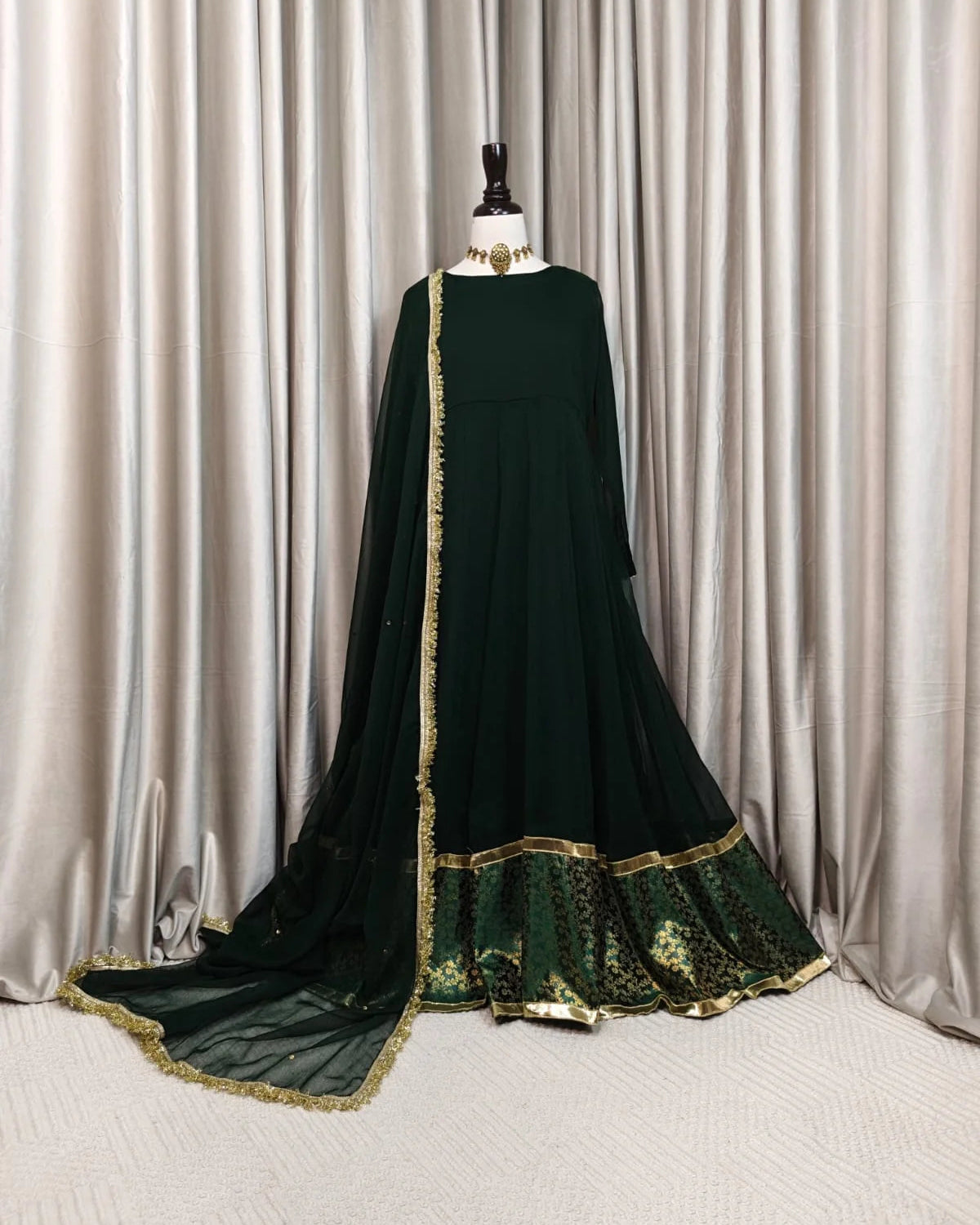 Banarsi Bloom 2-Piece Maxi - view 5 | Sunflare.pk